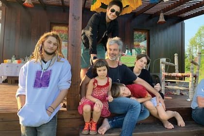 Matías Camisani junto a sus hijos en su nuevo hogar