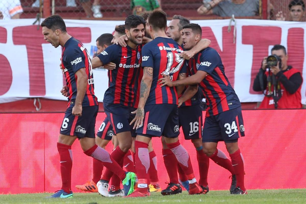 Matias Caruzzo encabeza el festejo del 1-1 de San Lorenzo a Huracan, el central termino como un delantero mas