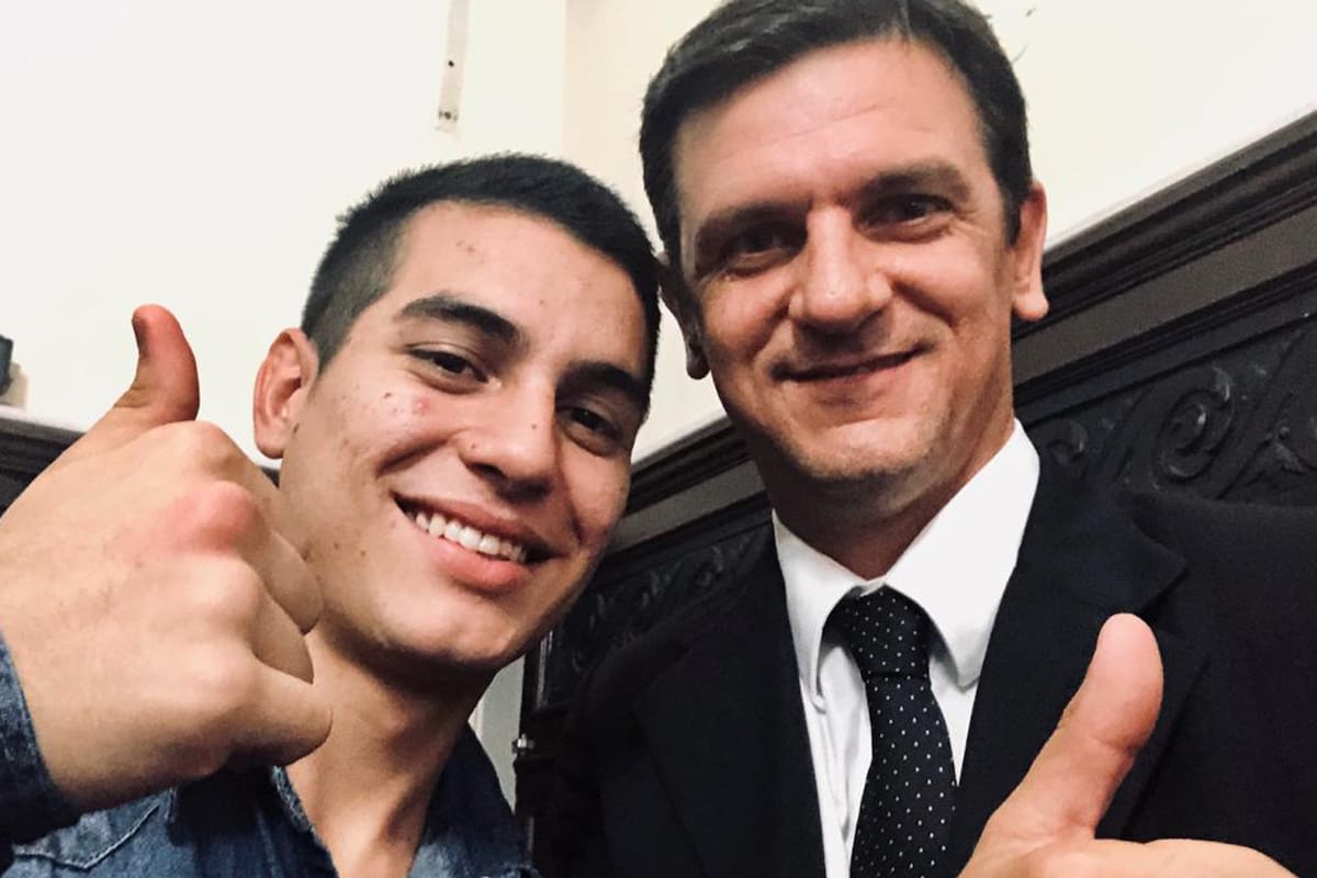 Matías Caudana junto con su abogado, Augusto Lafferriere