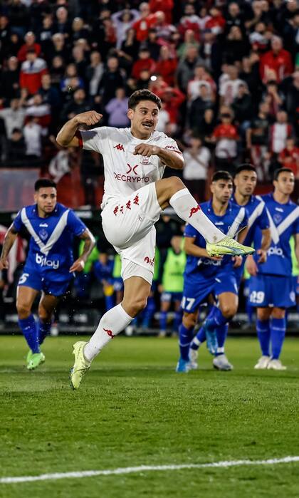 Matías Coccaro convierte de penal el 1-0 de Huracán ante Vélez, en Parque Patricios