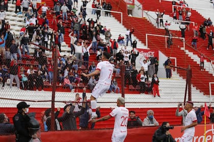 Matías Cóccaro festeja su gol colgado del alambrado del estadio Tomás Ducó; Huracán le ganó a Arsenal 1-0