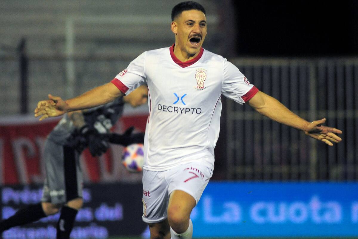 Matías Cóccaro festeja su gol de penal, el del 1-0 de Huracán a Newell's por la Liga Profesional; el uruguayo volvió a anotar luego de ocho fechas.