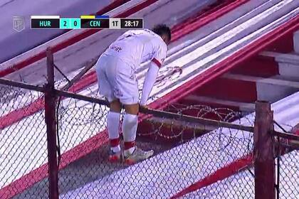 Matías Cóccaro se trepa al alambrado para festejar un gol... que no fue; más allá de eso, el "Zorro" fue figura en el 2-0 de Huracán a Rosario Central por la Liga Profesional.
