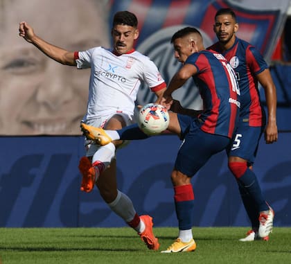 Matías Cóccaro vs. Ricardo Centurión, una de las tantas luchas del clásico entre San Lorenzo y Huracán, que tuvo más intensidad que fútbol