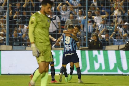 Matías Coronel, su autor, y Augusto Lotti celebran el segundo gol del Decano frente a la desazón del arquero de Platense, Marcos Ledesma; Tucumán es todo esperanza desde la cúspide de la Liga Profesional de Fútbol.