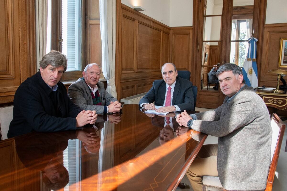 Matías de Velazco, secretario de CRA; Carlos Castagnani, presidente; el jefe de Gabinete de ministros, Guillermo Francos; y José Colombatto, vicepresidente 1° de la entidad