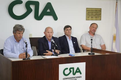 Matías de Velazco, secretario de CRA, Carlos Castagnani, presidente de CRA; y los directivos, Jose Colombatto y Javier Rotondo