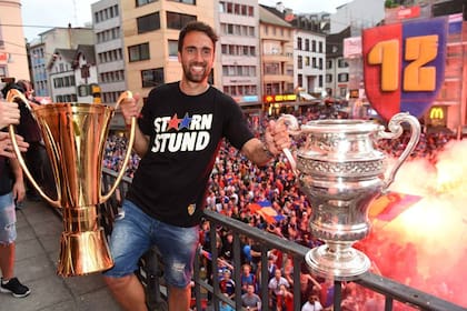 Matías Delgado, con las copas en uno de los títulos conseguidos en Basel