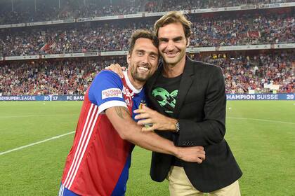 Matías Delgado (ex futbolista de Basilea) y Roger Federer