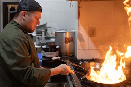 Matías Dellepiane, chef en la sucursal de Botánico en Villa Gainza Paz.