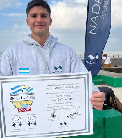Matías Díaz Hernández, con el certificado del récord otorgado por Nadando Argentina.