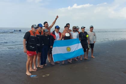 Matías Díaz Hernández, junto al equipo de asistencia de Nadando Argentina que lo acompañó a través de toda la travesía