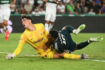 Matías Dituro, el arquero argentino, junto al delantero de Real Madrid Kylian Mbappé