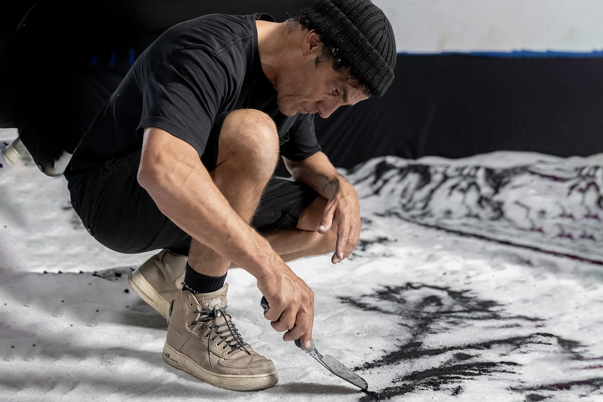 Matías Duville solo lleva un mameluco al viaje de su vida: es lo que necesita para montar su obra en el pabellón nacional de la Bienal de Venecia