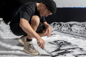 Matías Duville solo lleva un mameluco al viaje de su vida: es lo que necesita para montar su obra en el pabellón nacional de la Bienal de Venecia