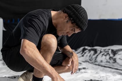 Matías Duville solo lleva un mameluco al viaje de su vida: es lo que necesita para montar su obra en el pabellón nacional de la Bienal de Venecia