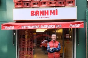 Matías en la puerta de Bánh Mi