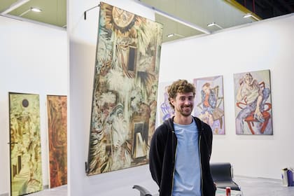 Matías Ercole con sus obras en NN