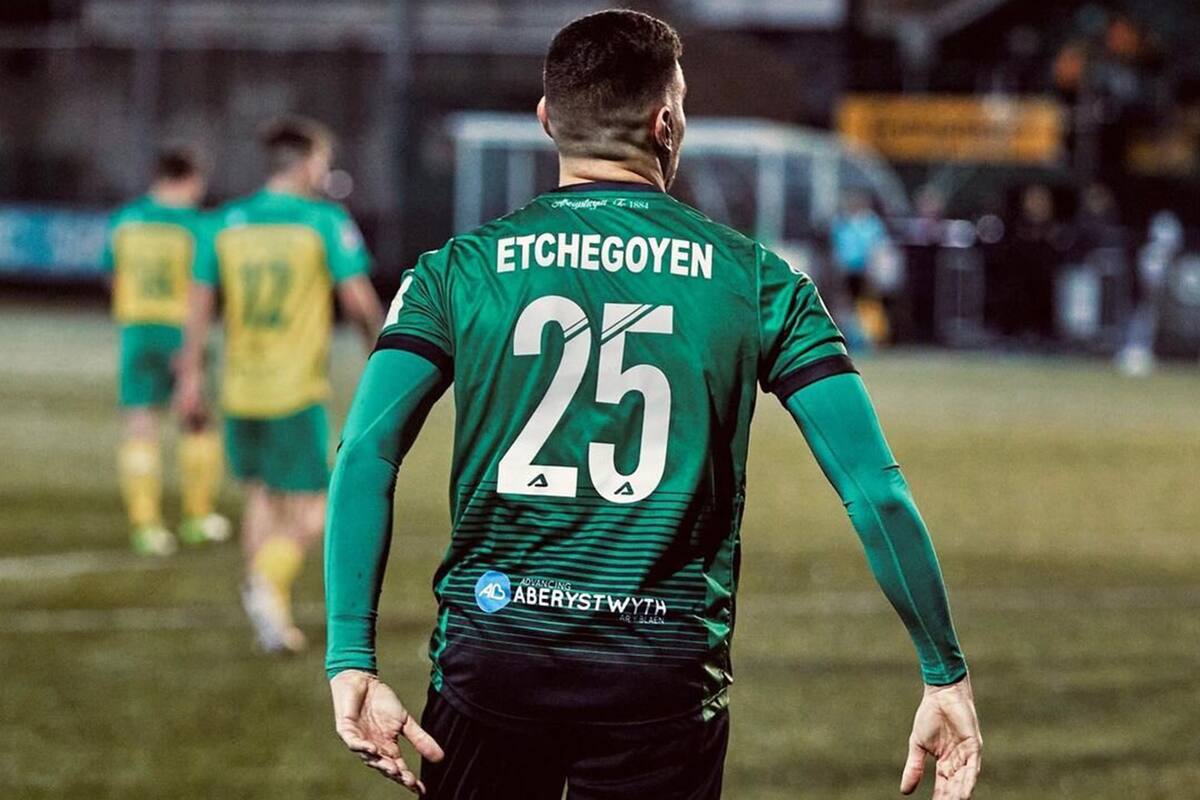Matías Etchegoyen, un argentino que se gana la vida en el fútbol galés.