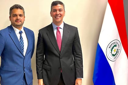 Matías Fanego, presidente de la Cámara Paraguaya del Banano y Piña (Capabap), y el presidente de Paraguay, Santiago Peña, a quien le expusieron el problema