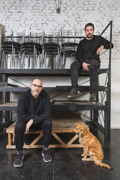 Matías Feldman (abajo) y Santiago Gobernori, en la sala que comparten, el Teatro Bravard