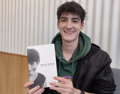 Matías, feliz con su libro.