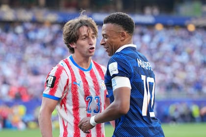 Matías Galarza, de Paraguay, discute con Kylian Mbappé, de Francia, en el encuentro de octavos de final de la Copa del Mundo, el 4 de julio de 2026