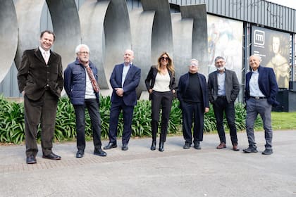 Matías Glusberg, Carlos Sallaberry, Lorenzo Shakespear, Claudia Faena, Roberto Converti, Miguel Jurado y Carlos Dibar en la sede de Amigos del Museo Nacional de Bellas Artes