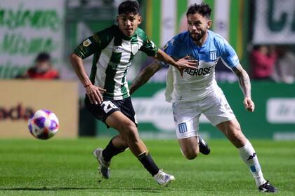 Matías González, de Banfield, frente a Eugenio Mena, de Racing