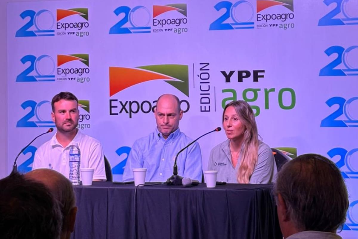 Matías Gresser, gerente de desarrollo de Producto de GDM; Otto Goedelmann, responsable comercial del negocio de autógamas de Nidera; y Yanina Sol Moglia, gerente general de Sembrá Evolución