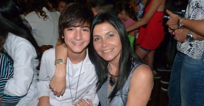 Matías junto a Erika, su mamá adoptiva, con quien vive.