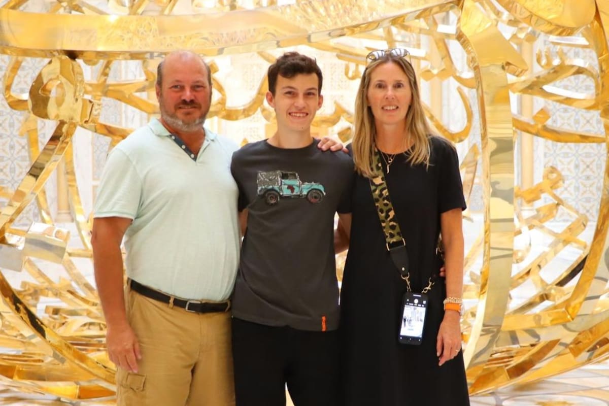 Matías, junto a sus padres Soledad y Mariano