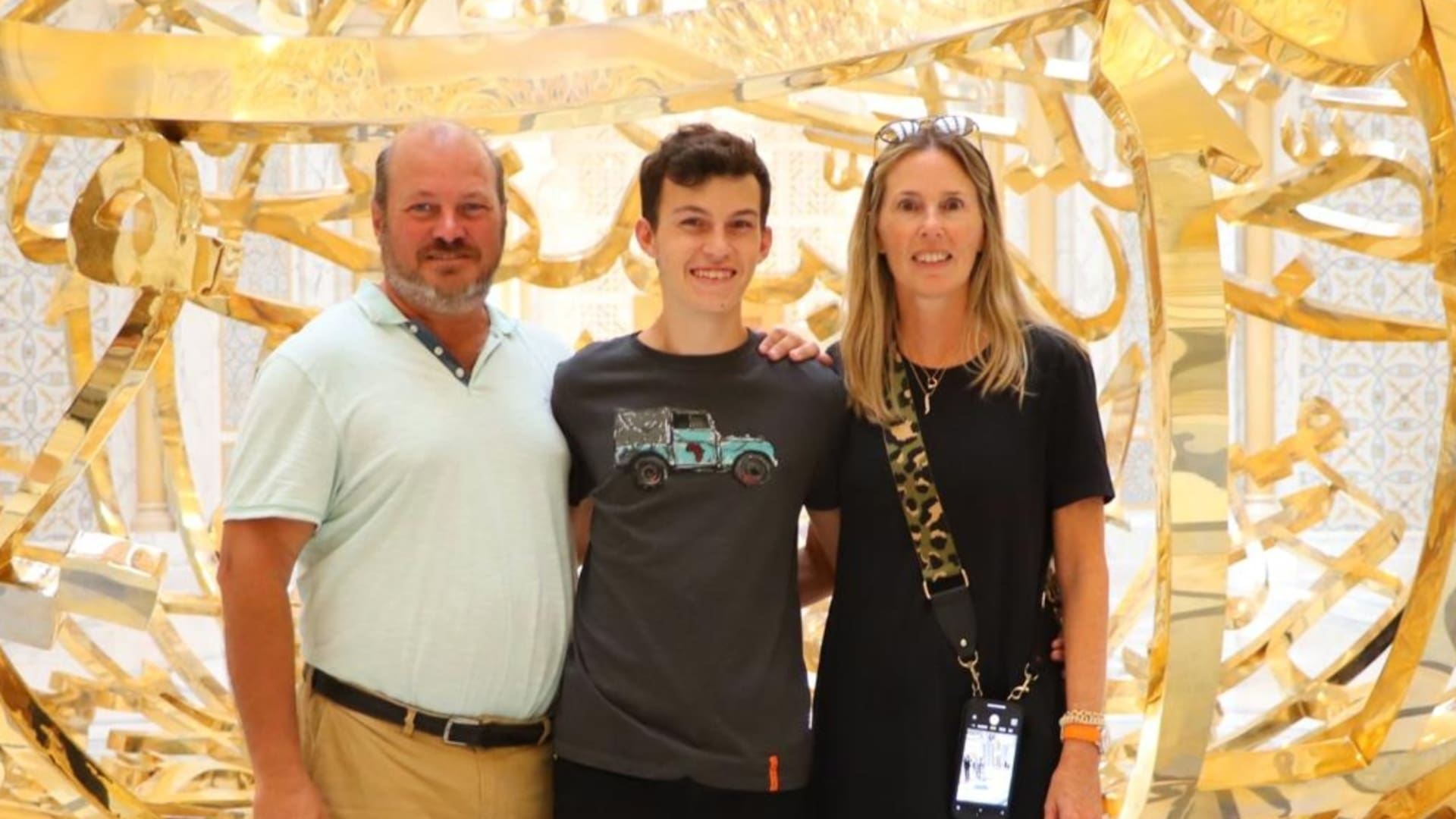 Matías, junto a sus padres Soledad y Mariano
