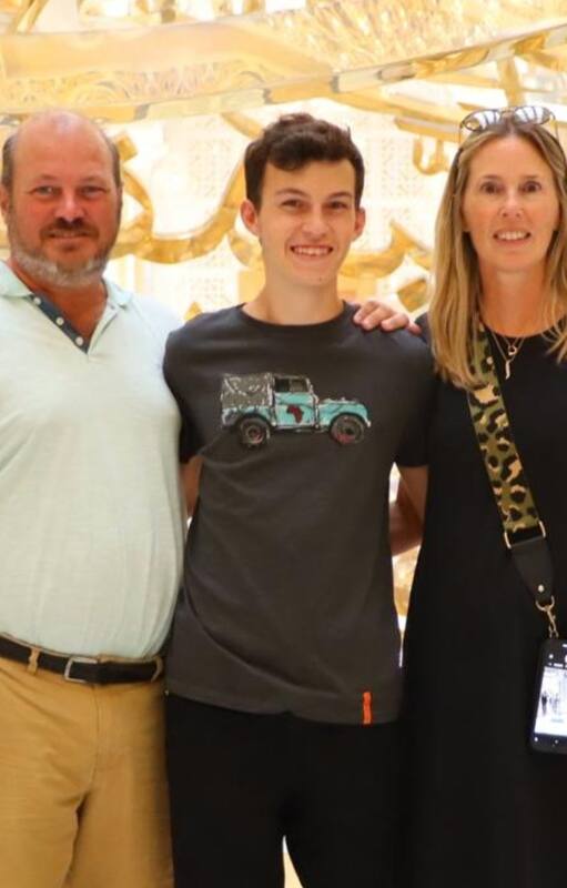 Matías, junto a sus padres Soledad y Mariano