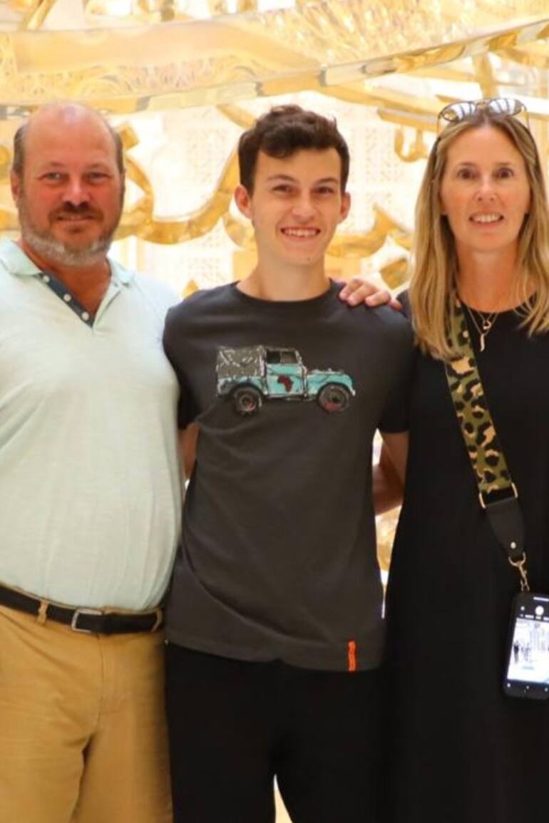 Matías, junto a sus padres Soledad y Mariano