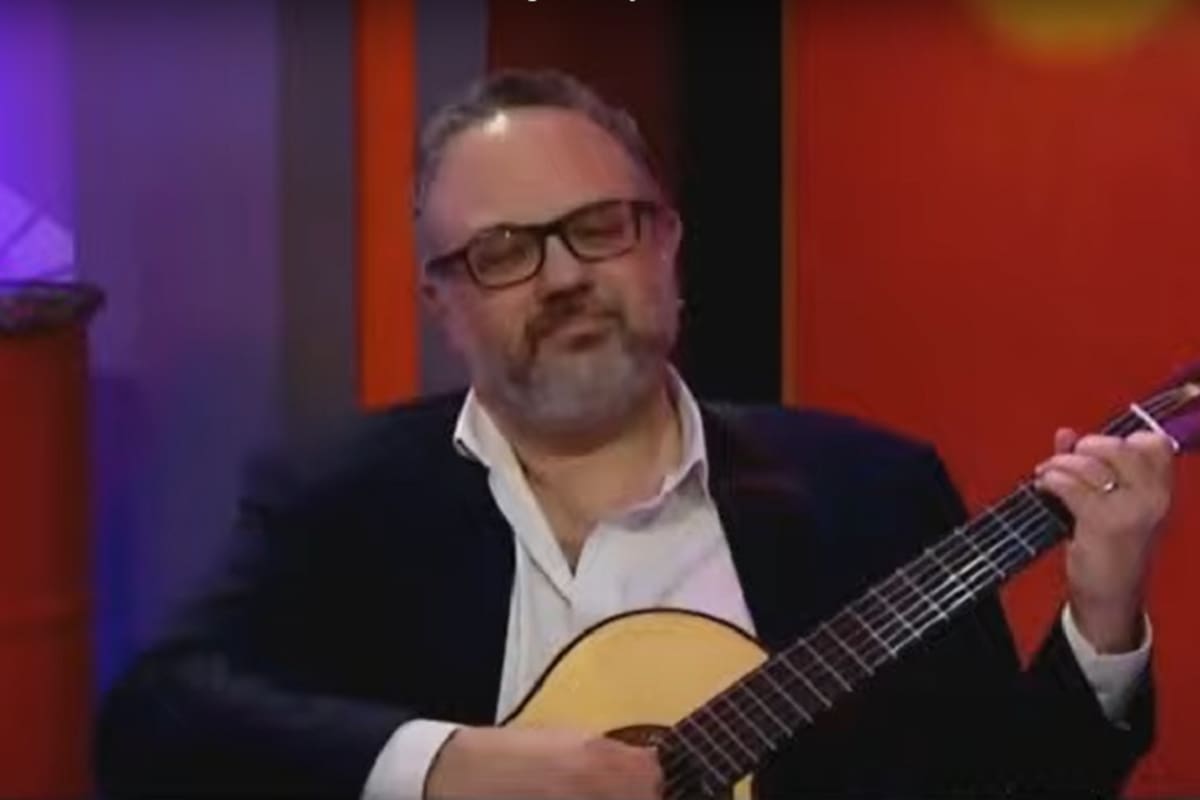 Matías Kulfas tocando rancheras junto a su mujer