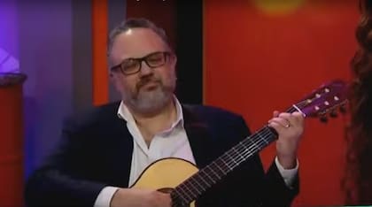 Matías Kulfas tocando rancheras junto a su mujer