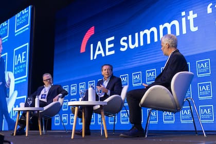 Matías Kulfas y Dante Sica, en el IAE Summit 2026.
