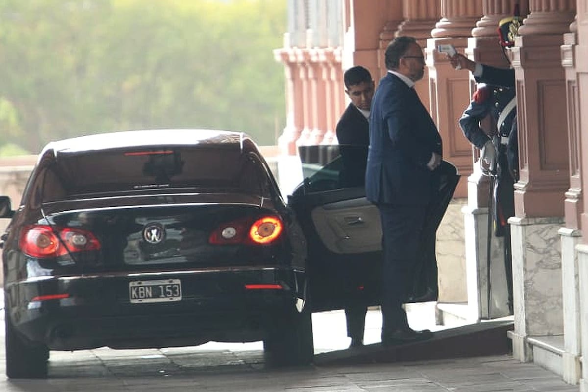 Matías Kulfdas llega a casa de Gobierno y le realizan e control de temperatura
