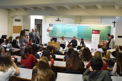 Matías Lammens habla con alumnos de la UCA