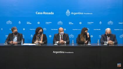 Matías Lammens (Turismo y Deporte), Carla Vizzotti (Salud), Juan Manzur (Jefe de Gabinete), Micaela Sánchez Malcolm (secretaria de Innovación) y Aníbal Fernández (Seguridad), durante la conferencia de prensa en la que el gobierno anunció el regreso del público a las canchas.