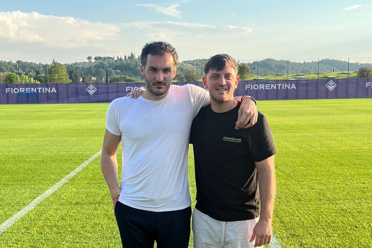 Matías Lipman con el jugadore de fútbol Lucas Beltrán, a quién representa
