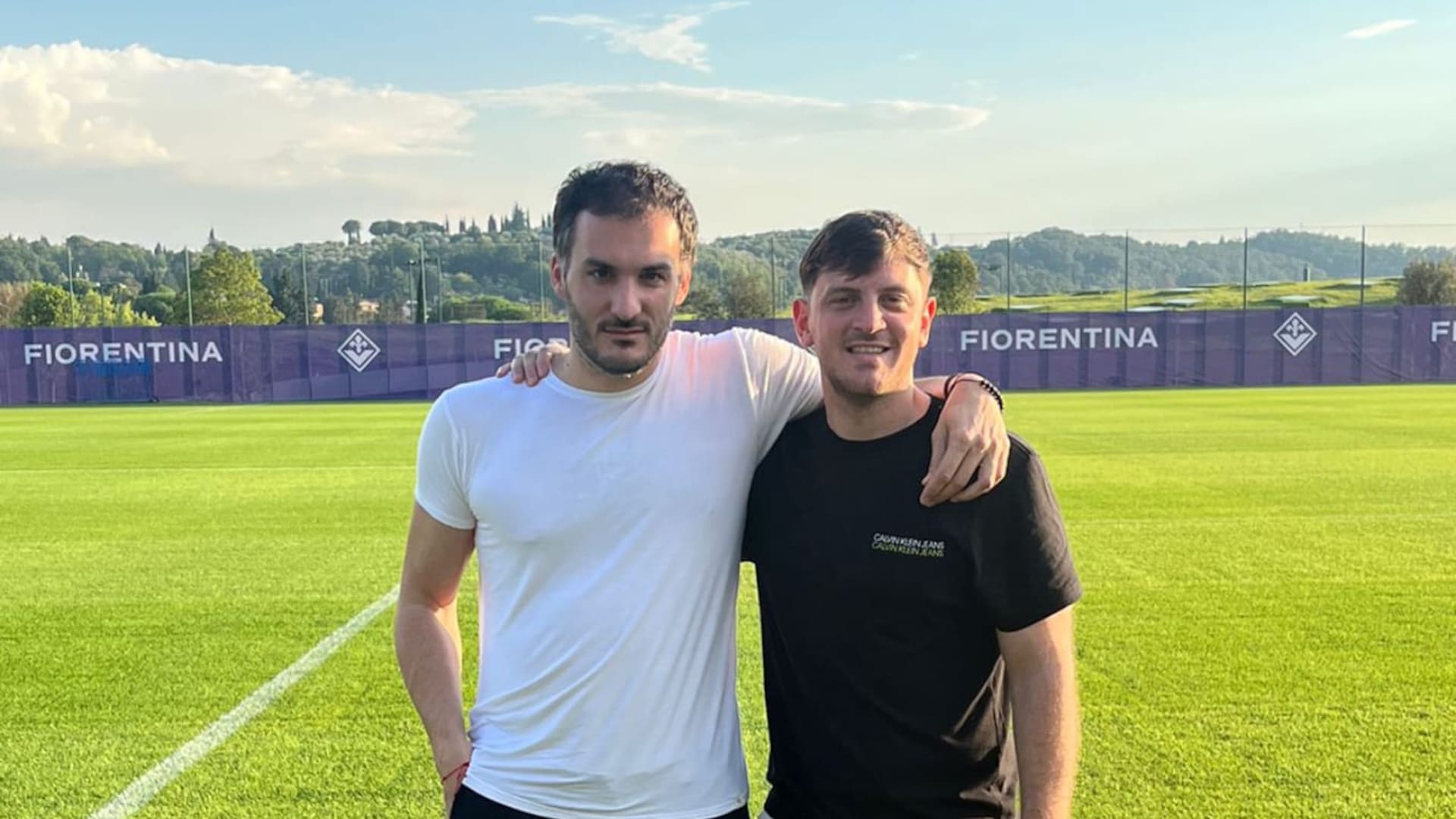 Matías Lipman con el jugadore de fútbol Lucas Beltrán, a quién representa
