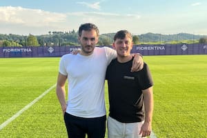 Matías Lipman con el jugadore de fútbol Lucas Beltrán, a quién representa