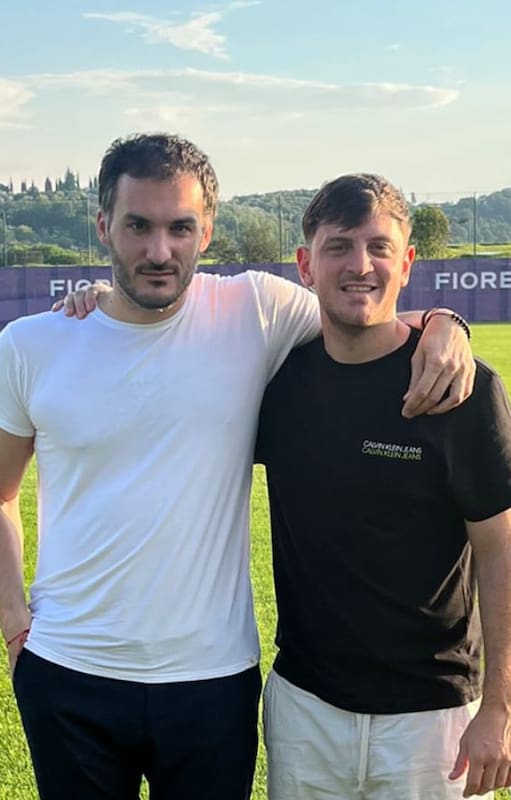 Matías Lipman con el jugadore de fútbol Lucas Beltrán, a quién representa
