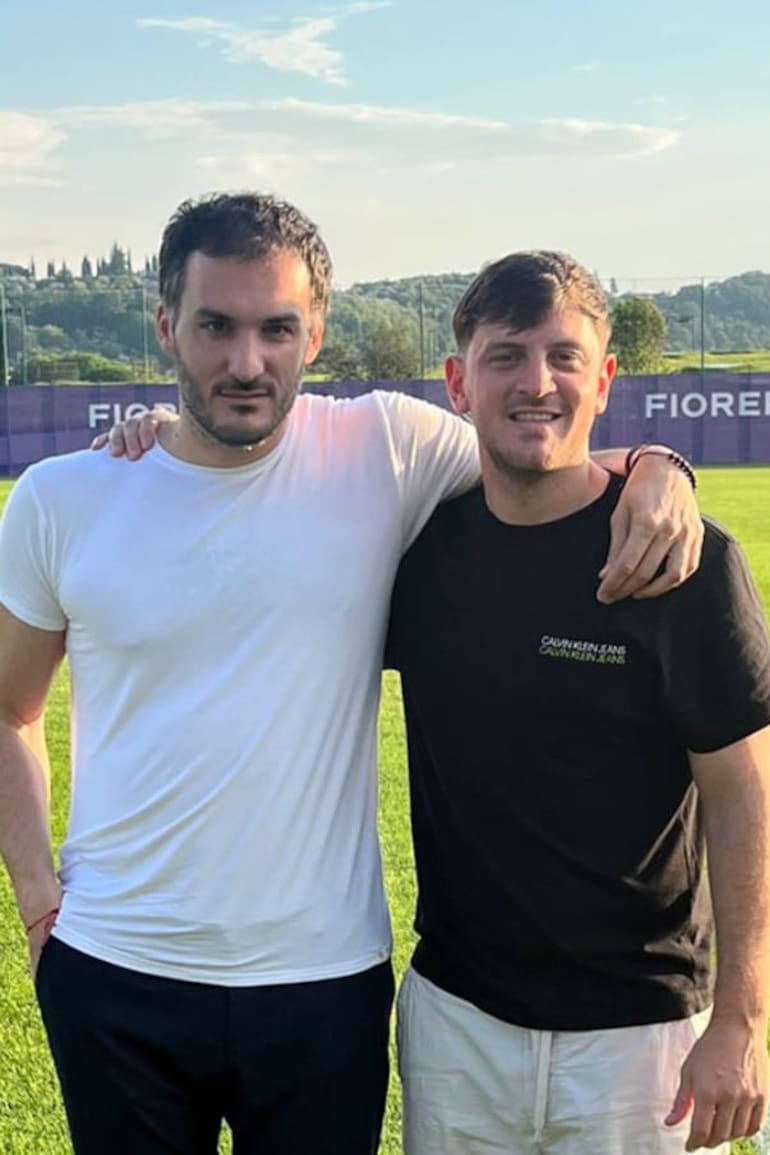 Matías Lipman con el jugadore de fútbol Lucas Beltrán, a quién representa