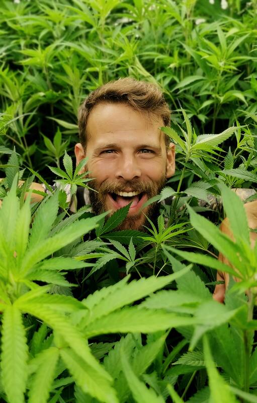 Matías Litvak , el argentino que trabaja como cultivador profesional de cannabis en Israel