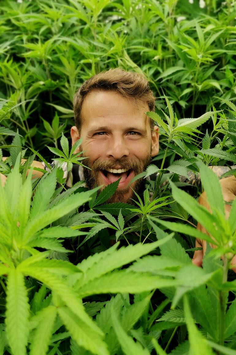 Matías Litvak , el argentino que trabaja como cultivador profesional de cannabis en Israel