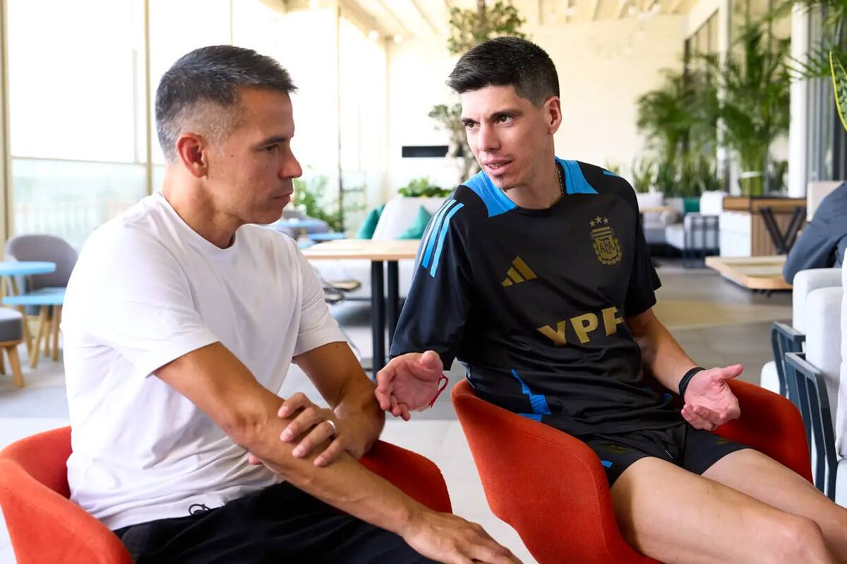 Matías Lucuix en una charla con Javier Saviola, un ídolo de su juventud; el joven entrenador de la selección argentina de futsal finalista en el Mundial de Uzbekistán es fanático de River.