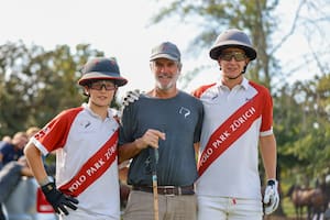 Matías Mac Donough con sus hijos campeones de la Copa República con La Irenita: Fermín y Matías (h.). Un orgullo familiar en todo sentido